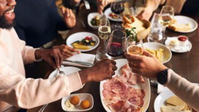 Amigos comemorando com um brinde em restaurante