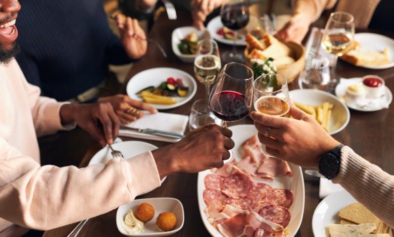 Amigos comemorando com um brinde em restaurante